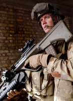 Австралийский солдат с винтовкой F88S Austeyr, с гранатометом M203и прицелом Trijicon ACOG