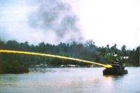 Использование огнеметной установки с речного судна американцами во Вьетнаме