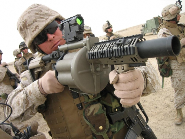 Морпех США с гранатометом M32 в Ираке, 2003 год