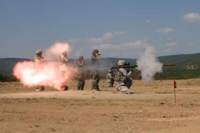 Военнослужащие армии США тренируются в стрельбе из РПГ-7