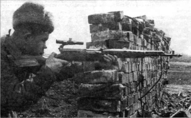 Советский снайпер с винтовкой СВТ-40 с прицелом ПУ