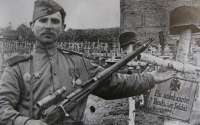 Советский снайпер с винтовкой Мосина с прицелом ПУ